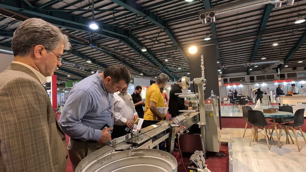 تصاویر دومین نمایشگاه چاپ، بسته بندی و تبلیغات یزد 1402 با حضور مجموعه ماشین سازی پیروزپک اصفهان - 6