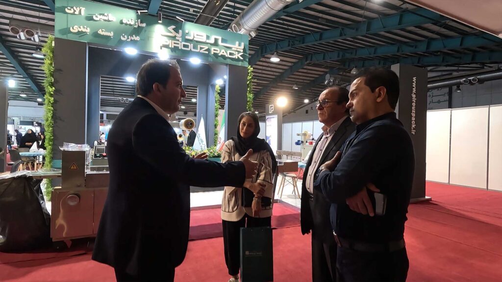 تصاویر دومین نمایشگاه چاپ، بسته بندی و تبلیغات یزد 1402 با حضور مجموعه ماشین سازی پیروزپک اصفهان - 4